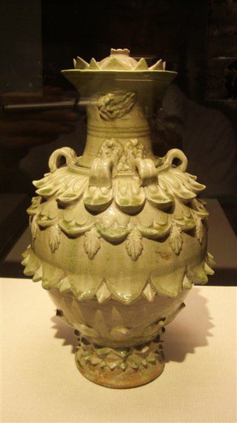 青瓷莲花尊