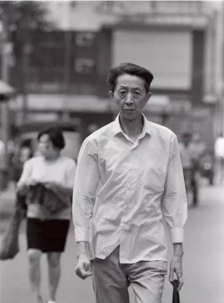 1993年5月，成都春熙路，流沙河病愈从医院回家