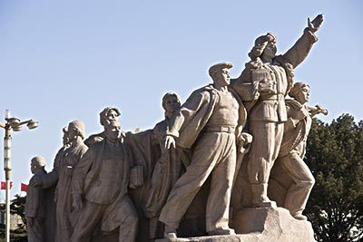 北京天安门广场上的爱国主义教育雕塑 