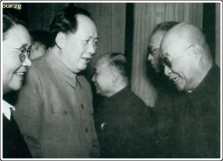李德全（左一）与毛泽东同志