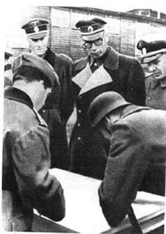 1943年，弗拉索夫与俄罗斯营的军官们