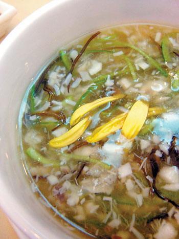 银耳莲子菊花羹
