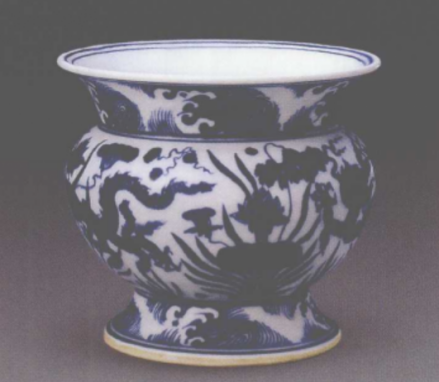 明宣德青花莲池行龙纹尊 