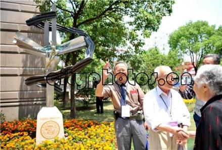 圣约翰校友在上海交大医学院校园内的圣约翰大学纪念雕塑前留影