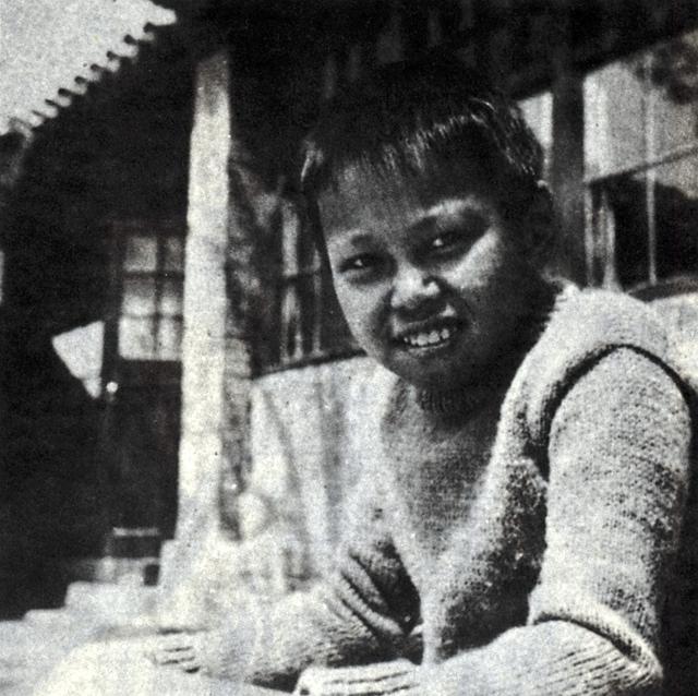 1935年，杨振宁在清华园西院十一号院中留影