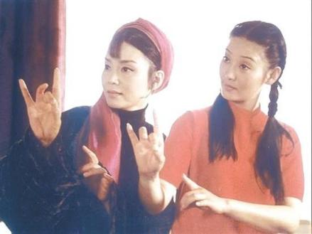 徐帆（右一）在《青衣》中饰演筱燕秋 