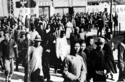 日军在安全区将青壮年当“残败兵”强行拉出 