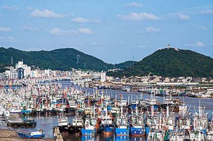 今天风平浪静的沈家门渔港，位于舟山岛东南部，向有“渔都”之称