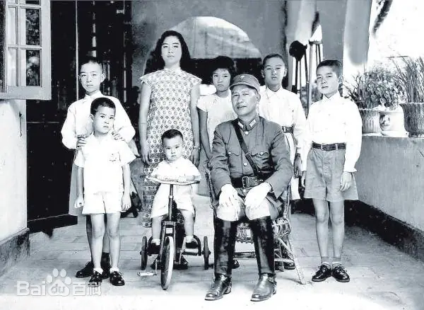 白家合影，白崇禧(前排右一)，白先勇(前排左一)