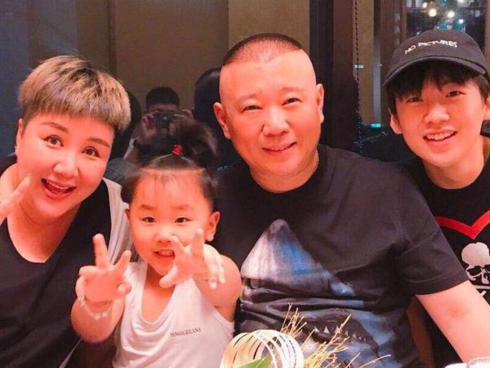 郭德纲与家人合影