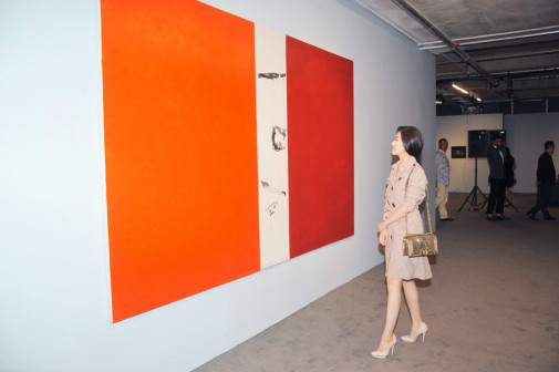 常思思受邀出席谭平画展