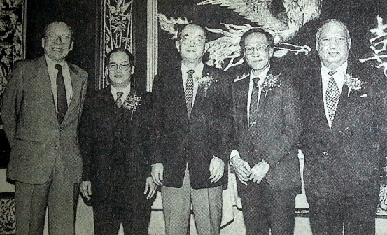 中国驻多伦多副总领事厉声教(中)与中国驻多伦多总领馆外交官等