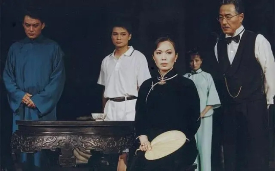 《雷雨》中饰演周萍(左一)