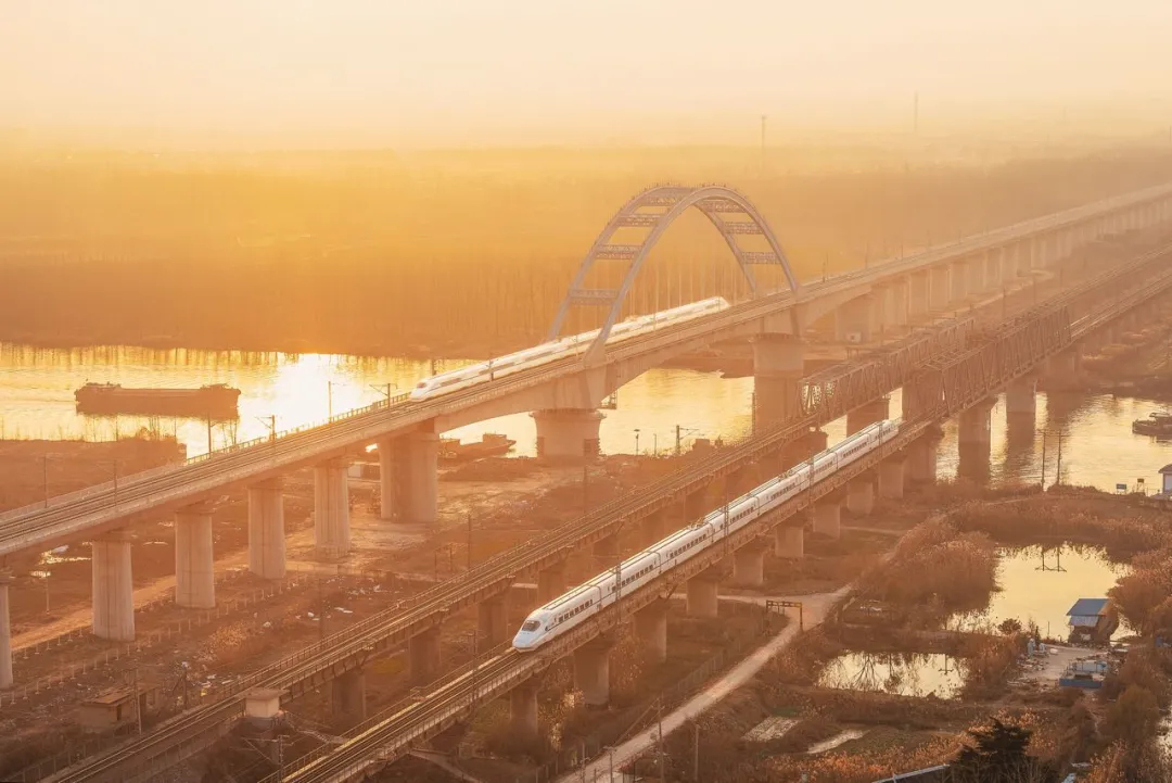 列车行驶在徐连高速铁路上