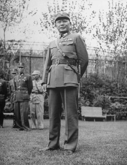 1945年12月何应钦于上海