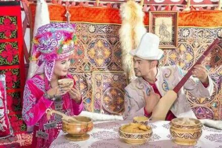 柯尔克孜夫妻在毡房享受早饭