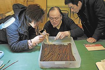 研究人员整理汉竹书 