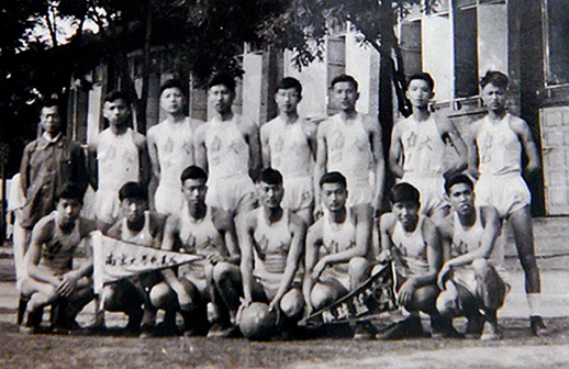 1954年,南京大学校篮球队合影(后排右二为厉声教)