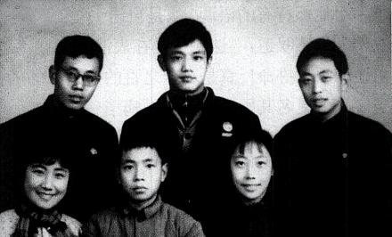 陶泽如与兄弟姐妹（下排中左二为陶泽如）