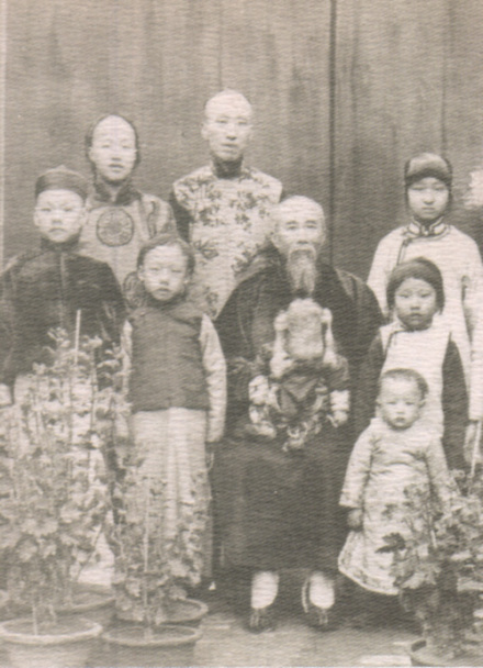 沈家本与家人合照