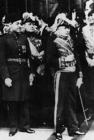 1936年身着西式礼服的中国驻法大使顾维钧 