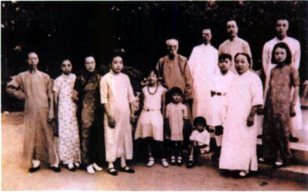 1934年，陈寅恪（左一）一家在北京中央公园的全家福 
