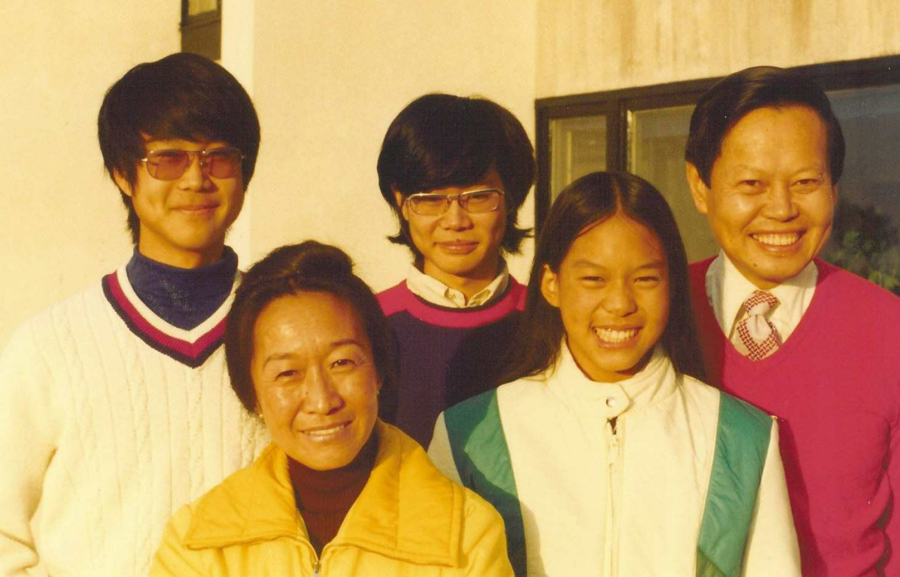 1976年摄，左起杨光宇、杜致礼、杨光诺、杨又礼、杨振宁 