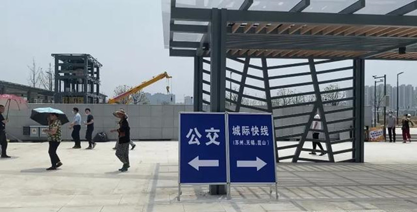 常熟站站前广场一角