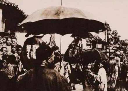 法国驻云南领事方苏雅拍下的1902年迎接云贵总督进省城 