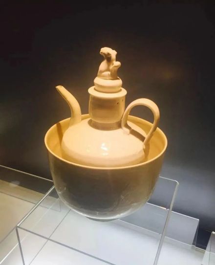 北宋刻花温酒壶