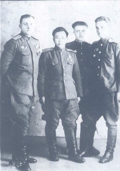 1945年10月（88旅）黄生发（左二）