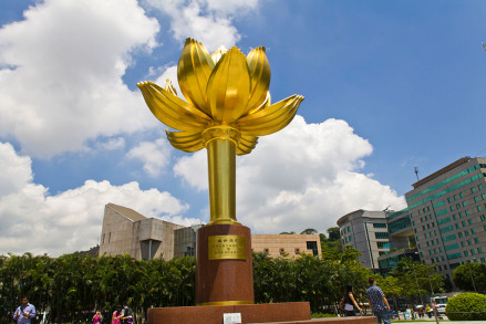中央人民政府赠送镀金雕塑“盛世莲花”