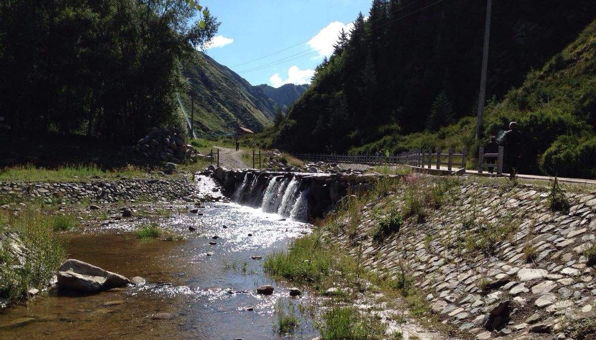 焉支山V字型峡谷地形