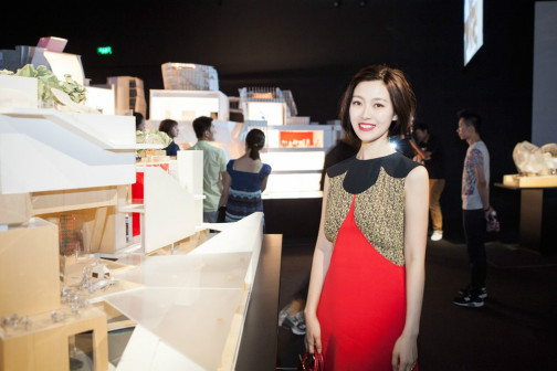 常思思受邀出席建筑展 短发造型清爽亮相