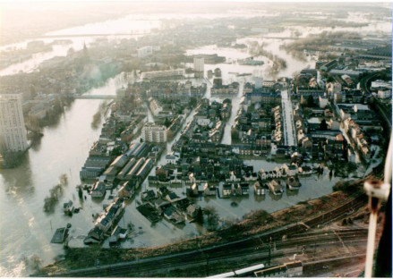 1995年1月，洪水淹没沙梅市区