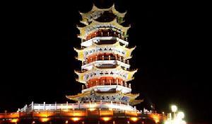 夜色中的德令哈市民族团结塔