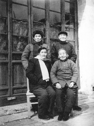 1975年，恽逸群夫妇（左）在常州与亲属合影