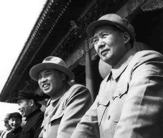 毛泽东（右一）金日成（右二）在天安门城楼上观看中国国庆阅兵式