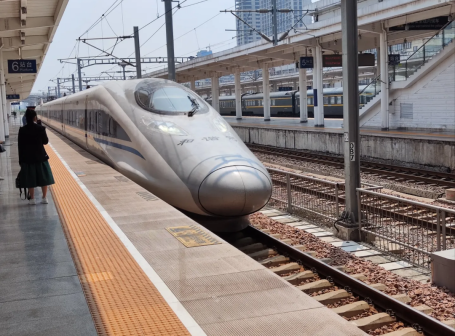 和谐号CRH380A停靠商丘站6站台