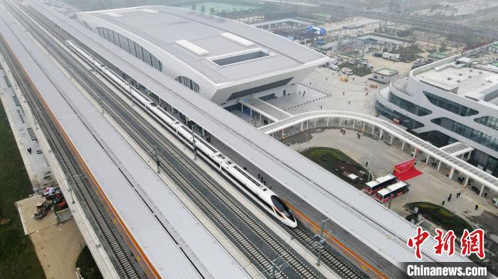 列车停靠在扬州东站 