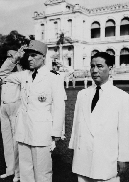 1954年，吴廷琰同法国将军保罗·伊莱出席诺罗敦宫交接仪式