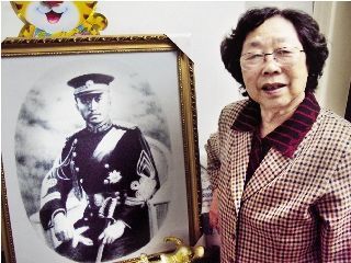 吴厚婉和祖父吴禄贞戎装像 