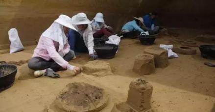考古人员在发掘出土临时性建筑遗址