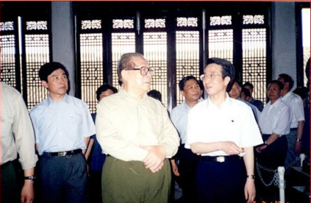 江泽民视察云岭