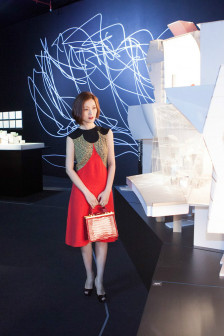 常思思受邀出席建筑展 短发造型清爽亮相