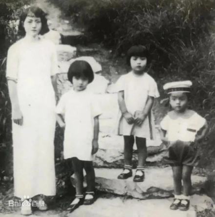 童年吴敬琏（右）