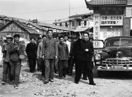 周恩来总理到新安江水电站工地工棚视察
