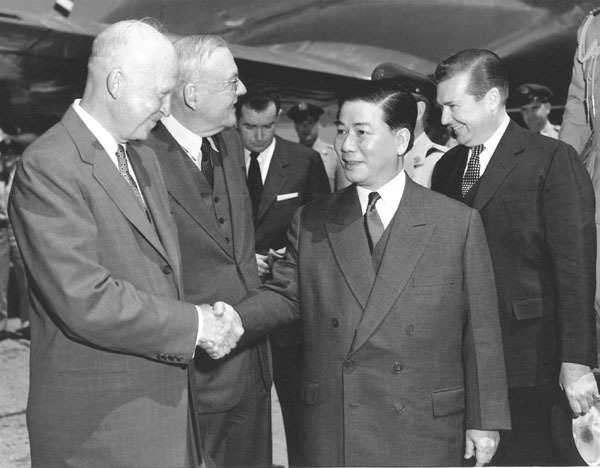 1957年5月，吴廷琰访问美国，同美国总统艾森豪威尔握手