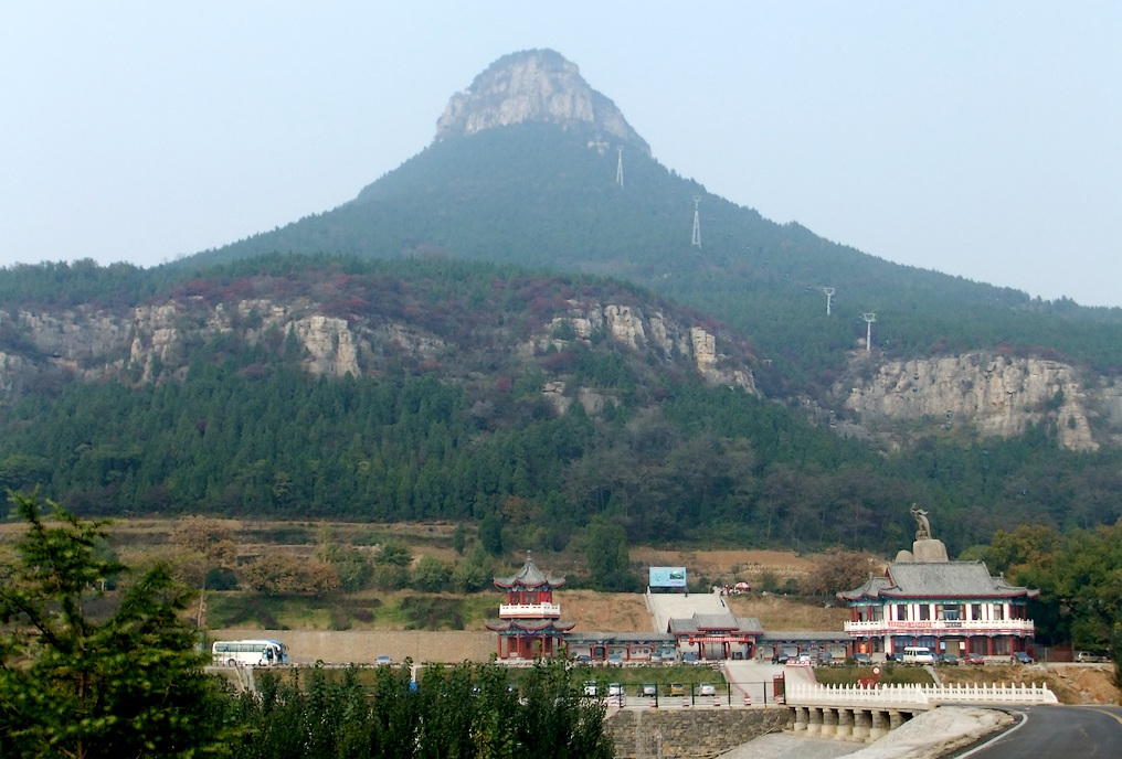 抱犊崮及山下山亭区一侧的旅游设施