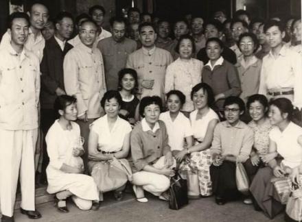1962年周恩来总理与长影译制片全体人员合影
